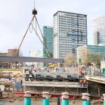 Berlinertordammbrücke: Ost-Sperrung teilweise aufgehoben Bei den Arbeiten an der Berlinertordammbrücke wird ein Stahlträger mithilfe eines Krans angehoben.