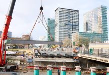 Berlinertordammbrücke: Ost-Sperrung teilweise aufgehoben Bei den Arbeiten an der Berlinertordammbrücke wird ein Stahlträger mithilfe eines Krans angehoben.