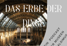 “Das Erbe der Dinge” – ein Podcast über Museen und Kolonialismus Auf dem Cover ist der Titel "Das Erbe de Dinge" ist zu sehen. Im Hintergrund ist ein Auschnitt eines Museums zu sehen.