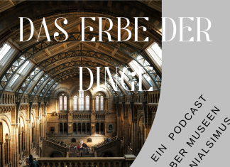 “Das Erbe der Dinge” – ein Podcast über Museen und Kolonialismus Auf dem Cover ist der Titel "Das Erbe de Dinge" ist zu sehen. Im Hintergrund ist ein Auschnitt eines Museums zu sehen.