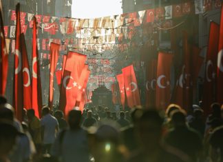 Mutter und Kinder bei Urlaub in Istanbul gestorben Eine Straße mit mehreren türkischen Fahnen.