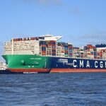 Französische Reederei steigt im Hamburger Hafen ein Das große Containerschiff von der Reederei CMA CGM auf dem Wasser.