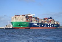 Französische Reederei steigt im Hamburger Hafen ein Das große Containerschiff von der Reederei CMA CGM auf dem Wasser.