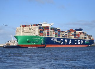 Französische Reederei steigt im Hamburger Hafen ein Das große Containerschiff von der Reederei CMA CGM auf dem Wasser.