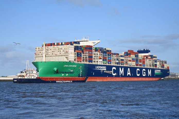 Das große Containerschiff von der Reederei CMA CGM auf dem Wasser.