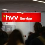 HVV Preise sollen 2026 steigen Menschen gehen im Bahnhof Hamburg-Altona an einer HVV Servicestation vorbei.