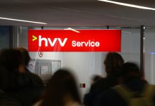 HVV Preise sollen 2026 steigen Menschen gehen im Bahnhof Hamburg-Altona an einer HVV Servicestation vorbei.