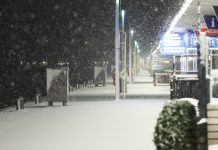 Wintereinbruch: Einschränkungen bei der S-Bahn Wintereinbruch in Hamburg sorgt für Einschränkungen im S-Bahn-Verkehr. Zu sehen ist hier ein Blick auf eine verschneite verschneiten Landungsbrücken.