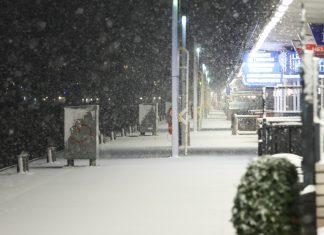 Wintereinbruch: Einschränkungen bei der S-Bahn Wintereinbruch in Hamburg sorgte für Einschränkungen im S-Bahn-Verkehr. Zu sehen ist hier ein Blick auf eine verschneite verschneiten Landungsbrücken.