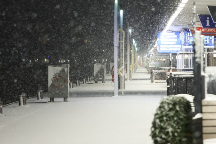 Schnee in Hamburg Wintereinbruch in Hamburg sorgte für Einschränkungen im S-Bahn-Verkehr. Zu sehen ist hier ein Blick auf eine verschneite verschneiten Landungsbrücken.