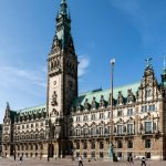 CDU will Hamburger Klimaentscheid kippen Das Hamburger Rathaus vor blauem Himmel