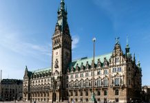 CDU will Hamburger Klimaentscheid kippen Das Hamburger Rathaus vor blauem Himmel