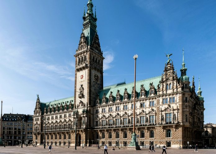 Das Hamburger Rathaus vor blauem Himmel