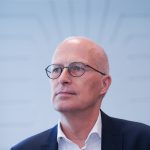 Innenministerium verbietet Gruppierung Muslim Interaktiv Hamburgs Bürgermeister Peter Tschentscher sitzt vor einem hellen Hintergund und schaut zur Seite.