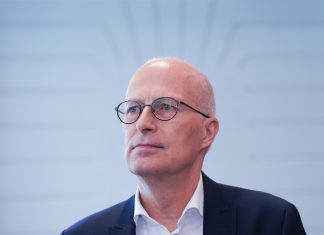 Innenministerium verbietet Gruppierung Muslim Interaktiv Hamburgs Bürgermeister Peter Tschentscher sitzt vor einem hellen Hintergund und schaut zur Seite.