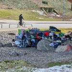 Gesundheitszustand obdachloser Menschen verschlechtert sich Obdachlose Menschen haben sich unter der Kersten-Miles-Brücke an der Helgoländer Allee ein Lager eingerichtet. Im Hintergrund fährt ein fahrradfahrer auf der Straße. Im Vordergrund sind die persönlichen gegestände obdachloser Menschen zu sehen. Darunter Koffer, Einkaufswägen, Klamotten und gefüllte Tüten.