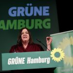 Hamburger Grüne: Plan für schnellere Klimaneutralität Katharina Fegebank spricht vor einem Pult der Hamburger Grünen.