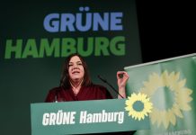 Hamburger Grüne: Plan für schnellere Klimaneutralität Katharina Fegebank spricht vor einem Pult der Hamburger Grünen.