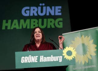Hamburger Grüne: Plan für schnellere Klimaneutralität Katharina Fegebank spricht vor einem Pult der Hamburger Grünen.