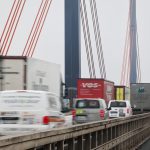 Vollsperrung Elbtunnel: Belastungsprobe für die Norderelbbrücke Auf einer Brücke passieren viele PKWs und LKWs. Symbolbild: Norderelbbrücke