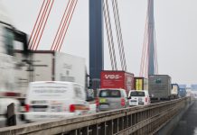 Vollsperrung Elbtunnel: Belastungsprobe für die Norderelbbrücke Auf einer Brücke passieren viele PKWs und LKWs. Symbolbild: Norderelbbrücke