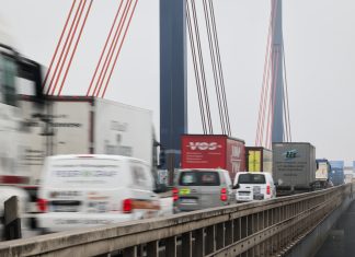Vollsperrung Elbtunnel: Belastungsprobe für die Norderelbbrücke Auf einer Brücke passieren viele PKWs und LKWs. Symbolbild: Norderelbbrücke