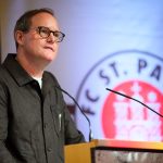 FC St. Pauli: Göttlich kündigt Stadionausbau an Der Präsident des FC St. Pauli, Oke Göttlich, steht an einem Rednerpult. Hinter ihm ist das Logo des Vereins zu sehen.