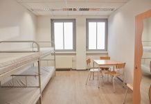 Hamburger Winternotprogramm startete am 1. November So sieht ein noch unbenutztes Zimmer in einer der Einrichtungen von Fördern und Wohnen aus. In diesem Zimmer stehen 4 Betten, ein Tisch mit Stühlen und Stauraum. Symbolbild: Hamburger Winternotprogramm