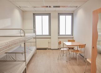 Hamburger Winternotprogramm startete am 1. November So sieht ein noch unbenutztes Zimmer in einer der Einrichtungen von Fördern und Wohnen aus. In diesem Zimmer stehen 4 Betten, ein Tisch mit Stühlen und Stauraum. Symbolbild: Hamburger Winternotprogramm