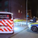 Schüsse in Eidelstedt: Mann schwer verletzt Schüsse in der Tatnacht: Ein Polizeiauto und ein Auto vom Deutschen Roten Kreuz zur Kriseninventation.