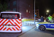 Schüsse in Eidelstedt: Mann schwer verletzt Schüsse in der Tatnacht: Ein Polizeiauto und ein Auto vom Deutschen Roten Kreuz zur Kriseninventation.
