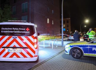 Schüsse in Eidelstedt: Mann schwer verletzt Schüsse in der Tatnacht: Ein Polizeiauto und ein Auto vom Deutschen Roten Kreuz zur Kriseninventation.