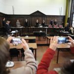 Mutter auf Hausboot ermordet: Sohn muss in Psychatrie Zwei Frauen fotografieren mit ihern Handys den Gerichtssaal.