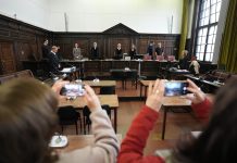 Mutter auf Hausboot ermordet: Sohn muss in Psychatrie Zwei Frauen fotografieren mit ihern Handys den Gerichtssaal.