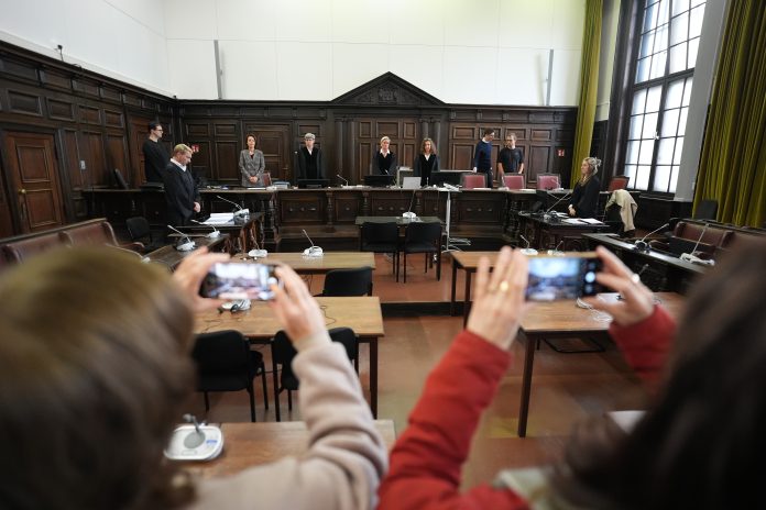 Prozess wegen Mordes gegen 23-Jährigen Zwei Frauen fotografieren mit ihern Handys den Gerichtssaal.