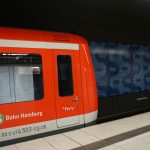 Stillstand beim neuen Hamburger S-Bahntunnel Eine Hamburger S-Bahn in einer unterirdischen Haltstelle. Blick vom Bahnsteig seitlich auf der Führerhaus.