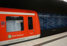 S1 am Wochenende gesperrt zwischen Wedel und Othmarschen Eine Hamburger S-Bahn in einer unterirdischen Haltstelle. Blick vom Bahnsteig seitlich auf der Führerhaus.