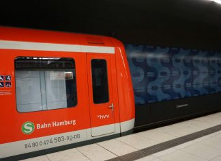 S1 am Wochenende gesperrt zwischen Wedel und Othmarschen Eine Hamburger S-Bahn in einer unterirdischen Haltstelle. Blick vom Bahnsteig seitlich auf der Führerhaus.