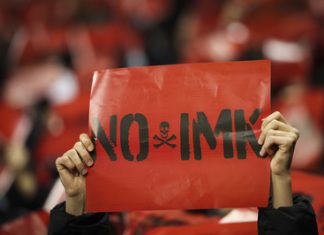 Stadionverbote: HSV und FC St. Pauli machen sich für Fans stark Man sieht eine Aktion der St. Pauli-Fans im Millerntorstadion beim Spiel gegen Union Berlin. Zu sehen ist ein rotes Banner mit dem Schriftzug: NO IMK