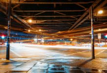 Klage gegen den Neubau der Sternbrücke abgewiesen Zu sehen ist die jetzige Sternbrücke. Es herrscht viel Verkehr, es ist bereits dunkel und die Lichter der Autos und Ampeln hell. Das Foto wurde mit Langzeitbelichtung aufgenommen, weshalb die Lichter verzerrt zu sehen sind.