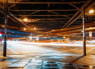 Klage gegen den Neubau der Sternbrücke abgewiesen Zu sehen ist die jetzige Sternbrücke. Es herrscht viel Verkehr, es ist bereits dunkel und die Lichter der Autos und Ampeln hell. Das Foto wurde mit Langzeitbelichtung aufgenommen, weshalb die Lichter verzerrt zu sehen sind.