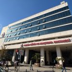 Vater von Hamburger Familie in Istanbuler Krankenhaus gestorben Das Taksim-Krankenhaus in Istanbul. Weißes Gebäude mit rotem Logo.