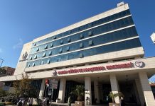 Vater von Hamburger Familie in Istanbuler Krankenhaus gestorben Das Taksim-Krankenhaus in Istanbul. Weißes Gebäude mit rotem Logo.