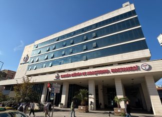 Vater von Hamburger Familie in Istanbuler Krankenhaus gestorben Das Taksim-Krankenhaus in Istanbul. Weißes Gebäude mit rotem Logo.