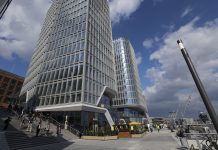 400.000 Euro für ZDF-Silvestershow in Hamburg Besucherinnen und Besucher laufen durch das Überseequartier in Hamburg.