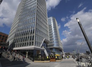 400.000 Euro für ZDF-Silvestershow in Hamburg Besucherinnen und Besucher laufen durch das Überseequartier in Hamburg.