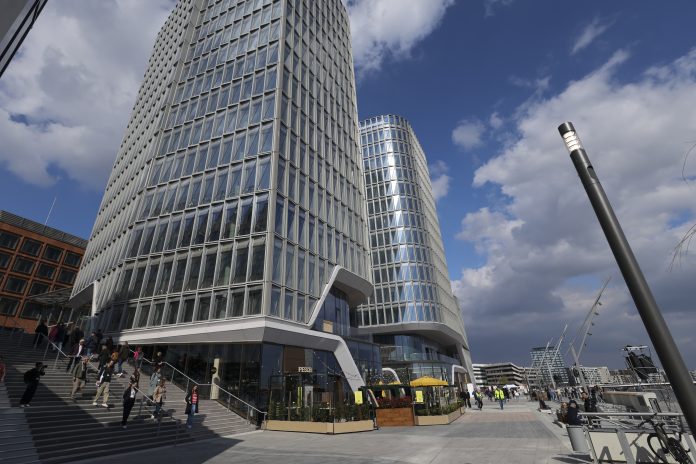 Veranstaltungsort Überseequartier Besucherinnen und Besucher laufen durch das Überseequartier in Hamburg.