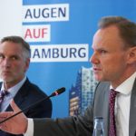 Verfassungsschutz klagt gegen Hamburger Linken-Politiker Archivbild vom 04.07.2022, Hamburg: Es sind zu sehen Andy Grote (r., SPD), Senator für Inneres und Sport, und Torsten Voß, Leiter des Landesamtes für Verfassungsschutz, bei der Vorstellung des Verfassungsschutzberichts.