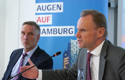 Verfassungsschutz hat Klage gegen Linken-Politiker eingereicht Archivbild vom 04.07.2022, Hamburg: Es sind zu sehen Andy Grote (r., SPD), Senator für Inneres und Sport, und Torsten Voß, Leiter des Landesamtes für Verfassungsschutz, bei der Vorstellung des Verfassungsschutzberichts.