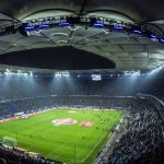 HSV-Frauen gewinnen im Elfmeterschießen Das Volksparkstadion im Weitwinkel ausgenommen bei Nacht. Der Rasen ist hell erleuchtet.